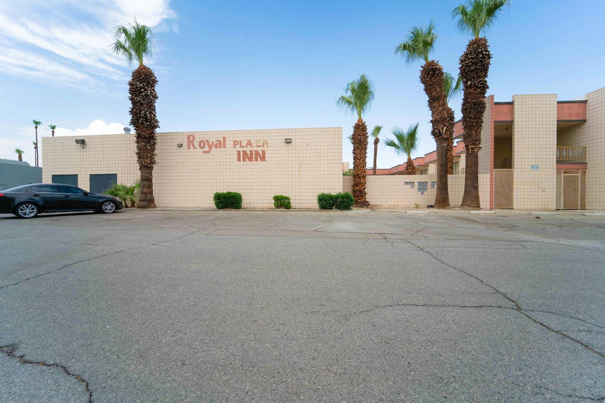 Royal Plaza Inn Indio Extérieur photo